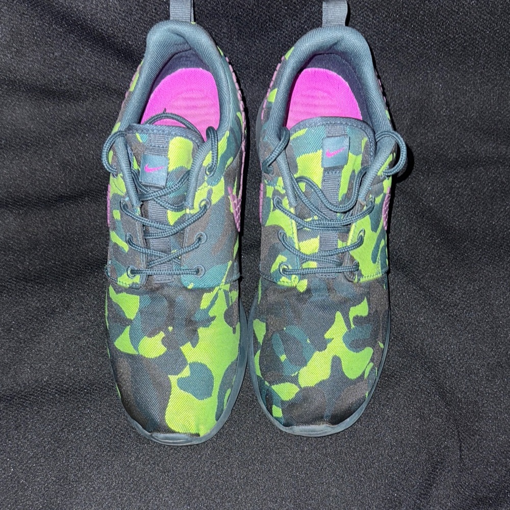 Nike Roshe One Dark Camo and Atomic Purple - Picture 4 of 6
